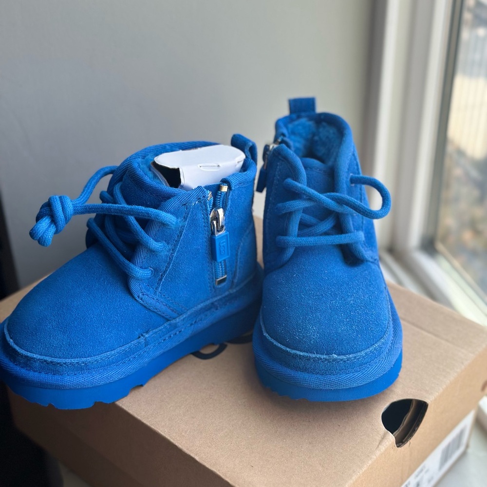 Ugg neumel II toddler boy’s size 6 color blue